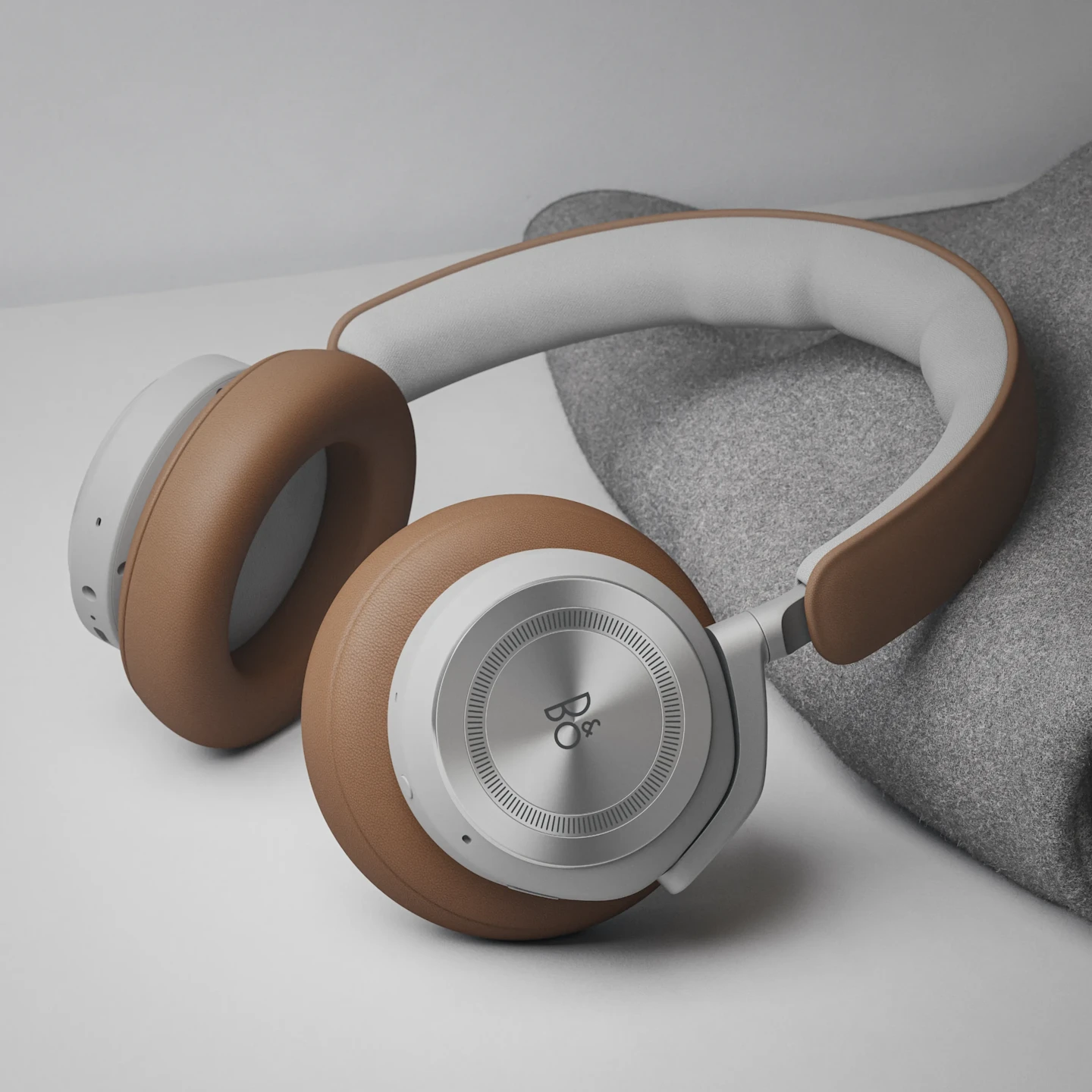 Super Easy HX in the color variant Timber, laying on a grey blanket
